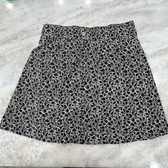 T by Talbots Dresses & Skirts - T by Talbots Black and White Floral Athletic casual A Line Skort Sz XS